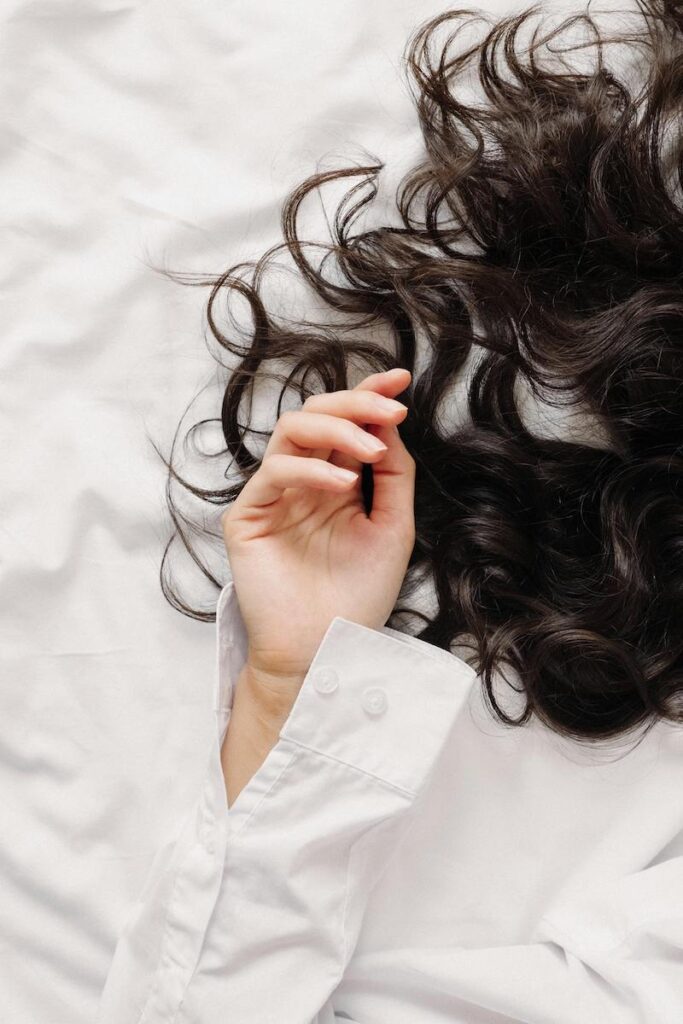 Pourquoi les cheveux tombent plus en automne 3