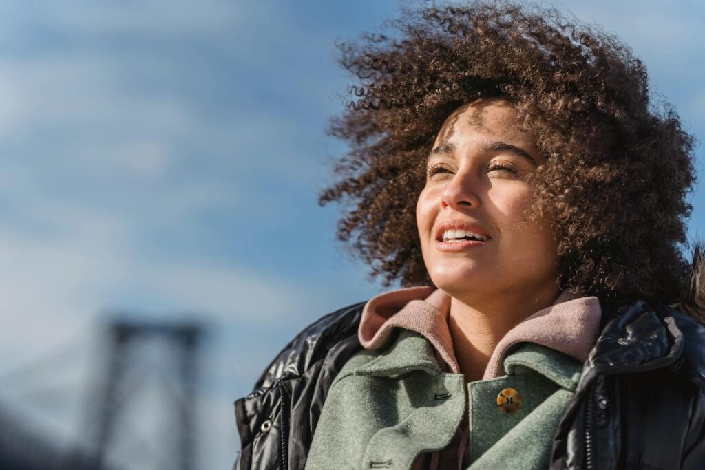 Cheveux et pollution : comment protéger sa fibre capillaire des agressions extérieures 