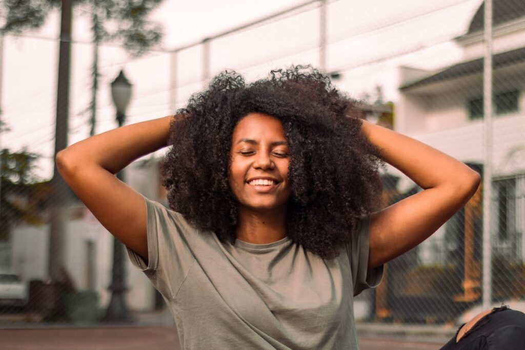 Astuces pour démêler les cheveux crépus - La Belle Adresse